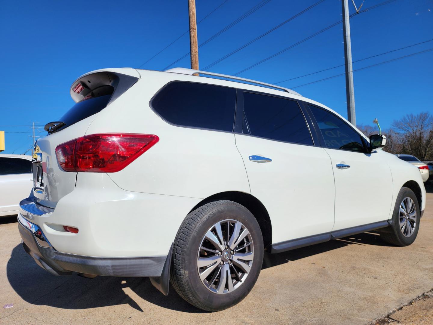 2017 WHITE Nissan Pathfinder S (5N1DR2MN8HC) , AUTO transmission, located at 2660 S.Garland Avenue, Garland, TX, 75041, (469) 298-3118, 32.885551, -96.655602 - Welcome to DallasAutos4Less, one of the Premier BUY HERE PAY HERE Dealers in the North Dallas Area. We specialize in financing to people with NO CREDIT or BAD CREDIT. We need proof of income, proof of residence, and a ID. Come buy your new car from us today!! This is a SUPER CLEAN 2017 NISSAN PAT - Photo#3